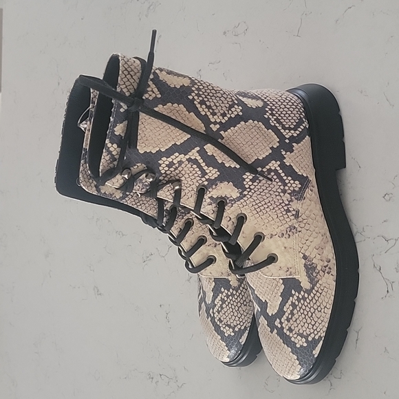 Stuart Weitzman snakeskin Python embossed leather combat boots size 6.5 - Picture 6 of 11